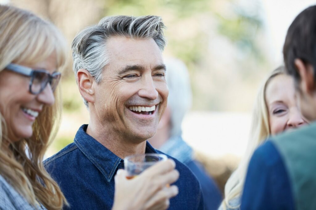 UN HOMME SOURIANT