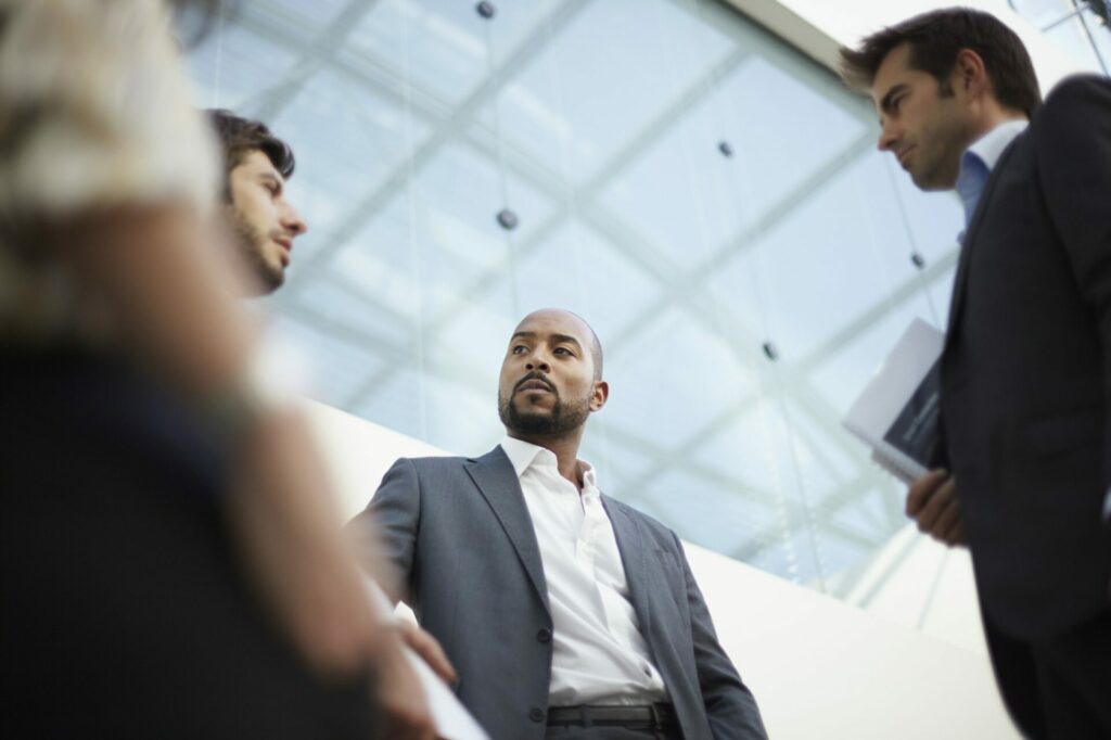 UN GROUPE D'HOMME PARLE