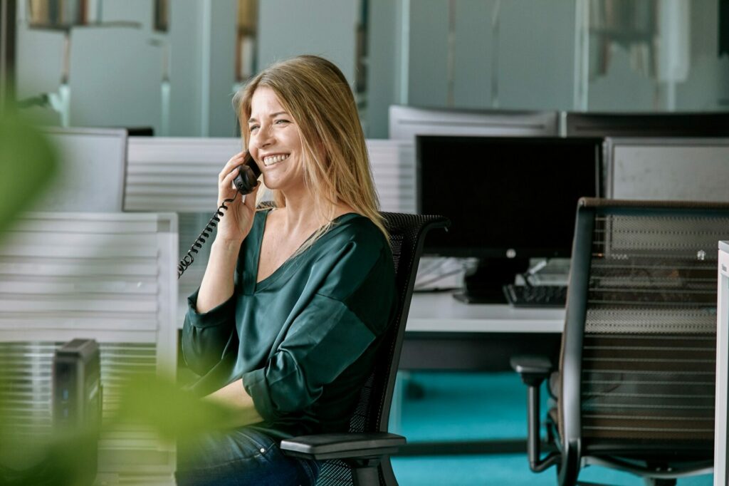 UNE FEMME AU BUREAU AU TÉLÉPHONE