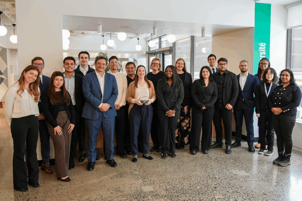 Photo des employés avec le prix des Meilleurs Employeurs pour les Jeunes Canadiens / Photo of employees with the award for Canada's Top Employers for Young People
