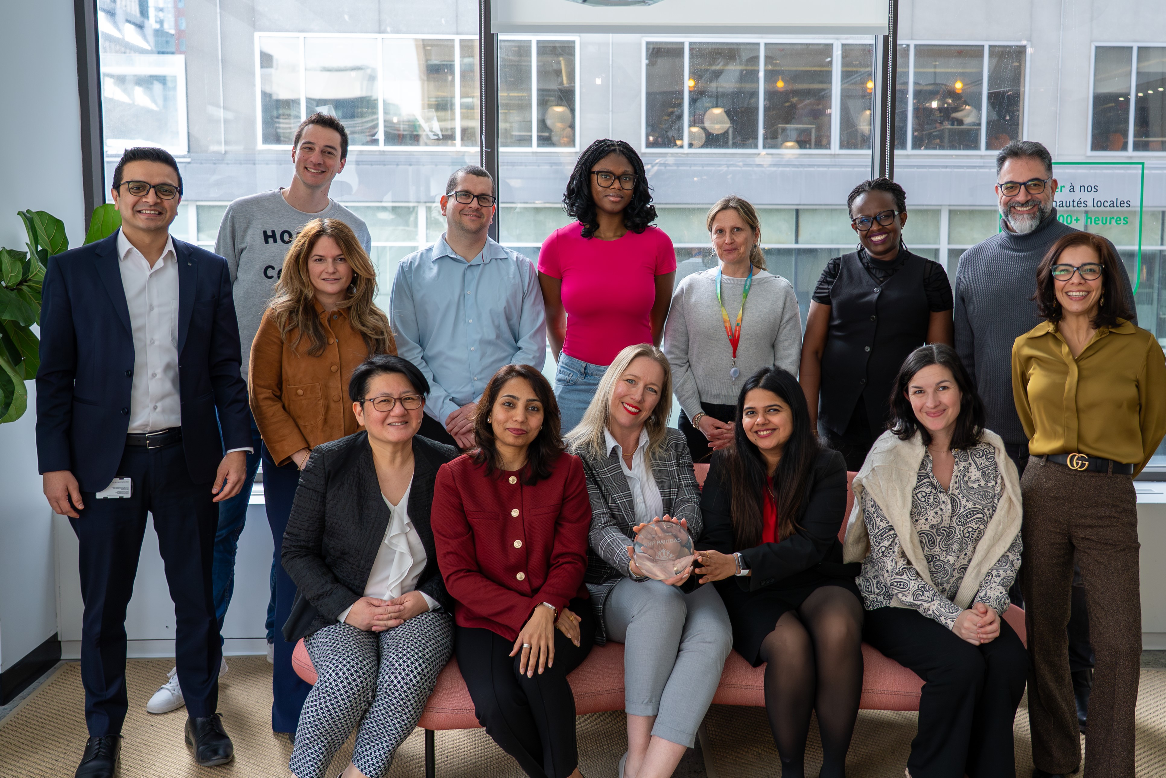 Photo des employé.e.s avec le prix des Meilleurs Employeurs pour la Diversité au Canada / Photo of employees with the award for Canada's Best Diversity Employers