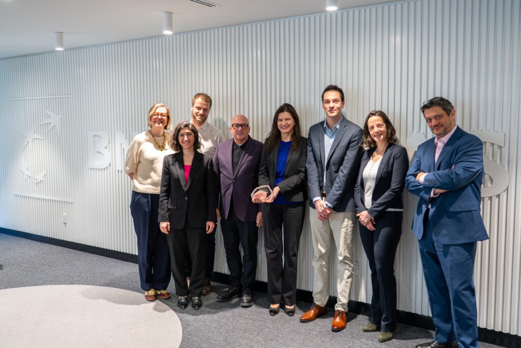 Photo des employé.e.s avec le prix des meilleurs employeurs de Montréal / Photo of employees with the award for Montreal's Top Employers