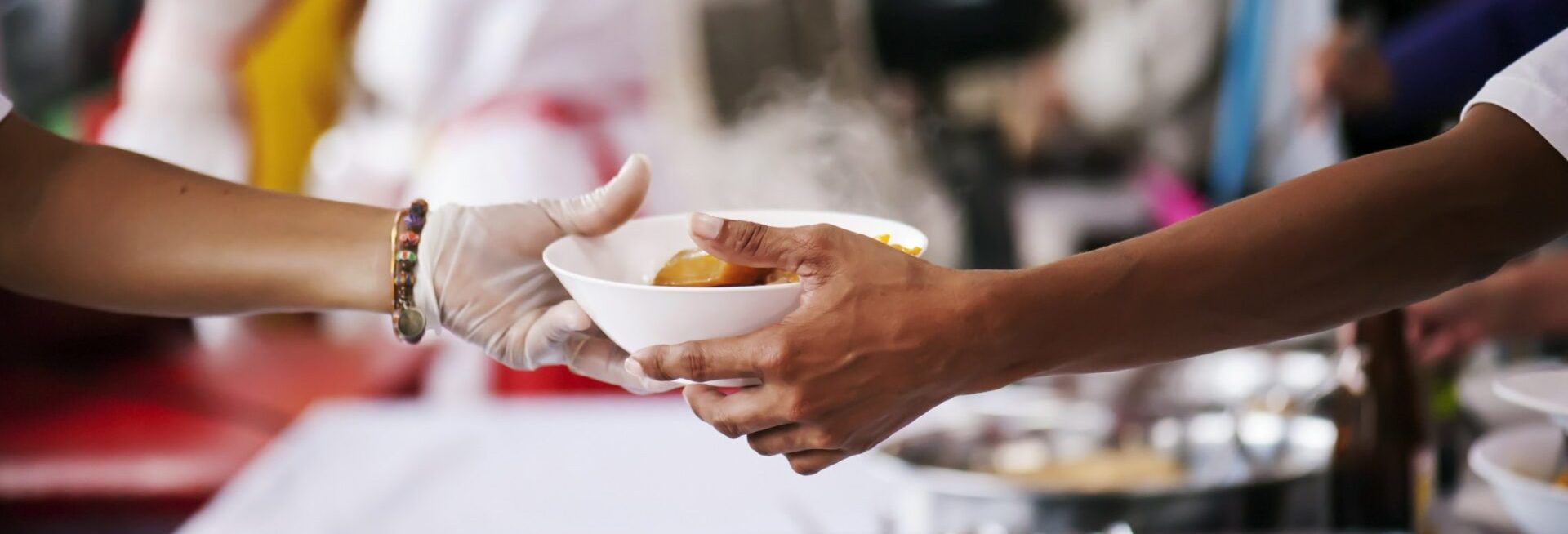 UN BÉNÉVOLE DONNE UN REPAS