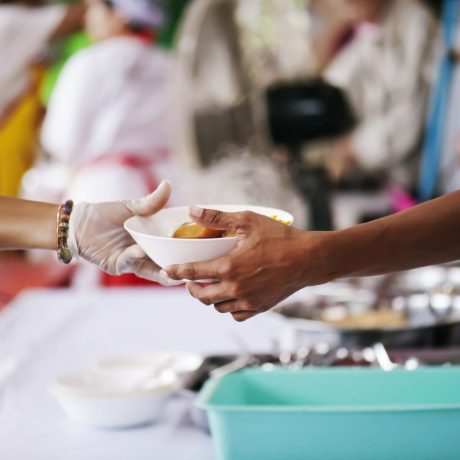 UN BÉNÉVOLE DONNE UN REPAS