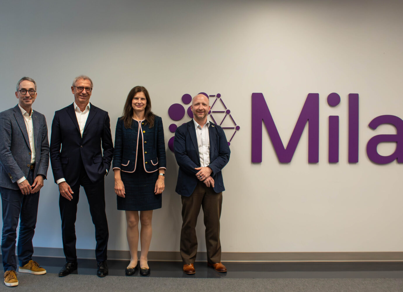 Photo des employé.e.s de BNP Paribas et de Mila lors de la signature du partenariat / Photo of BNP Paribas and Mila employees at the partnership signing